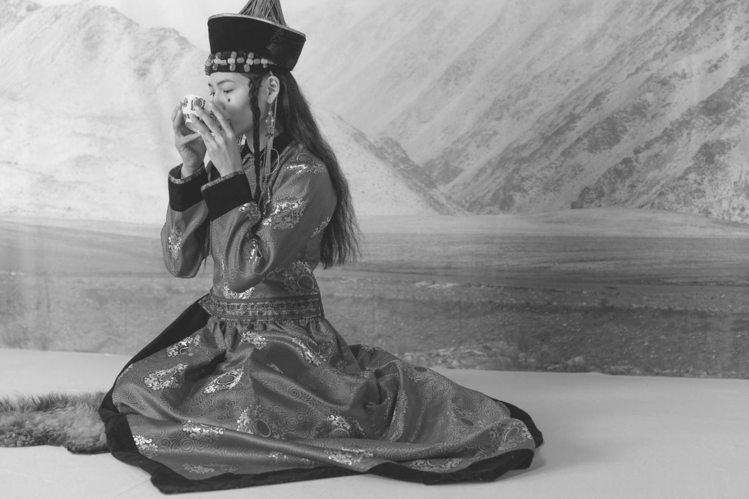 Coppia di ballerini che si esibisce in una sequenza di danza partner