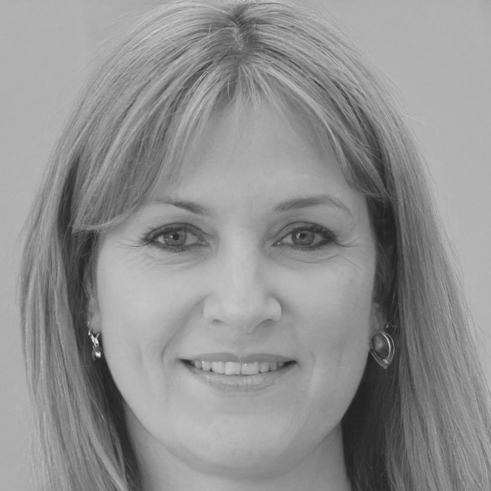 Istruttrice di danza che osserva attentamente i progressi degli allievi