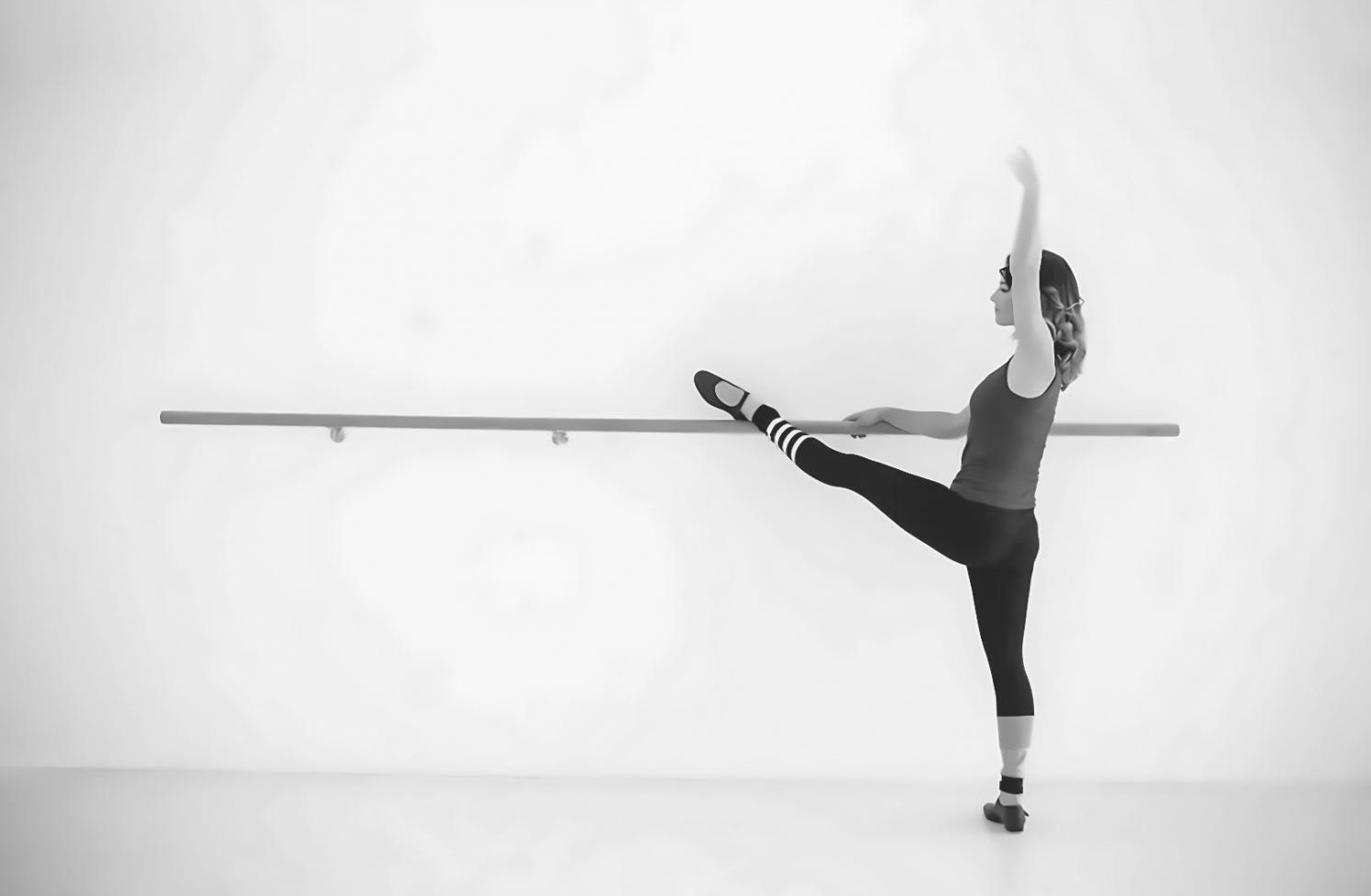 Coppia di ballerini durante una lezione di danza partner