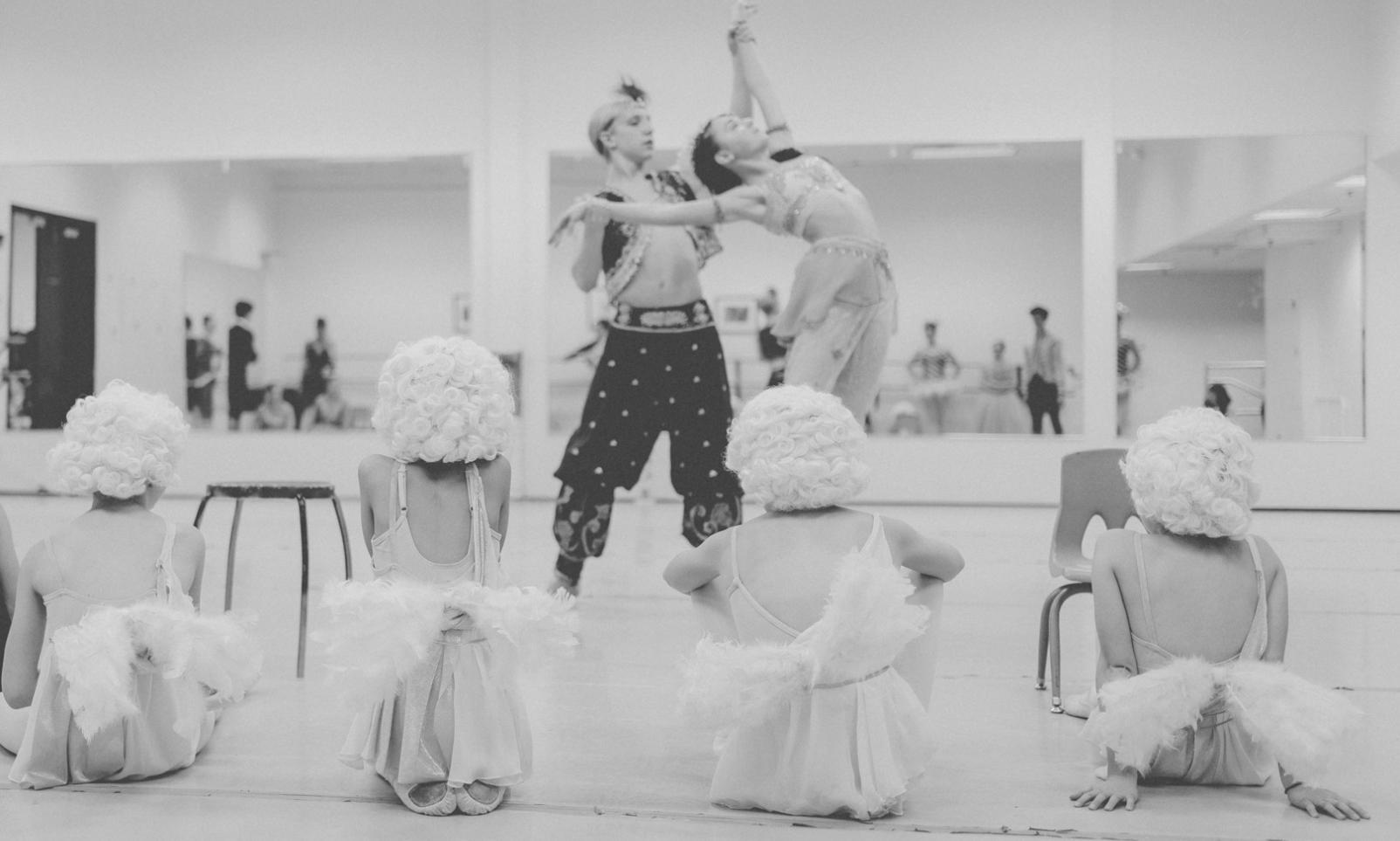 Coppia che danza il tango argentino in una sala da ballo elegante