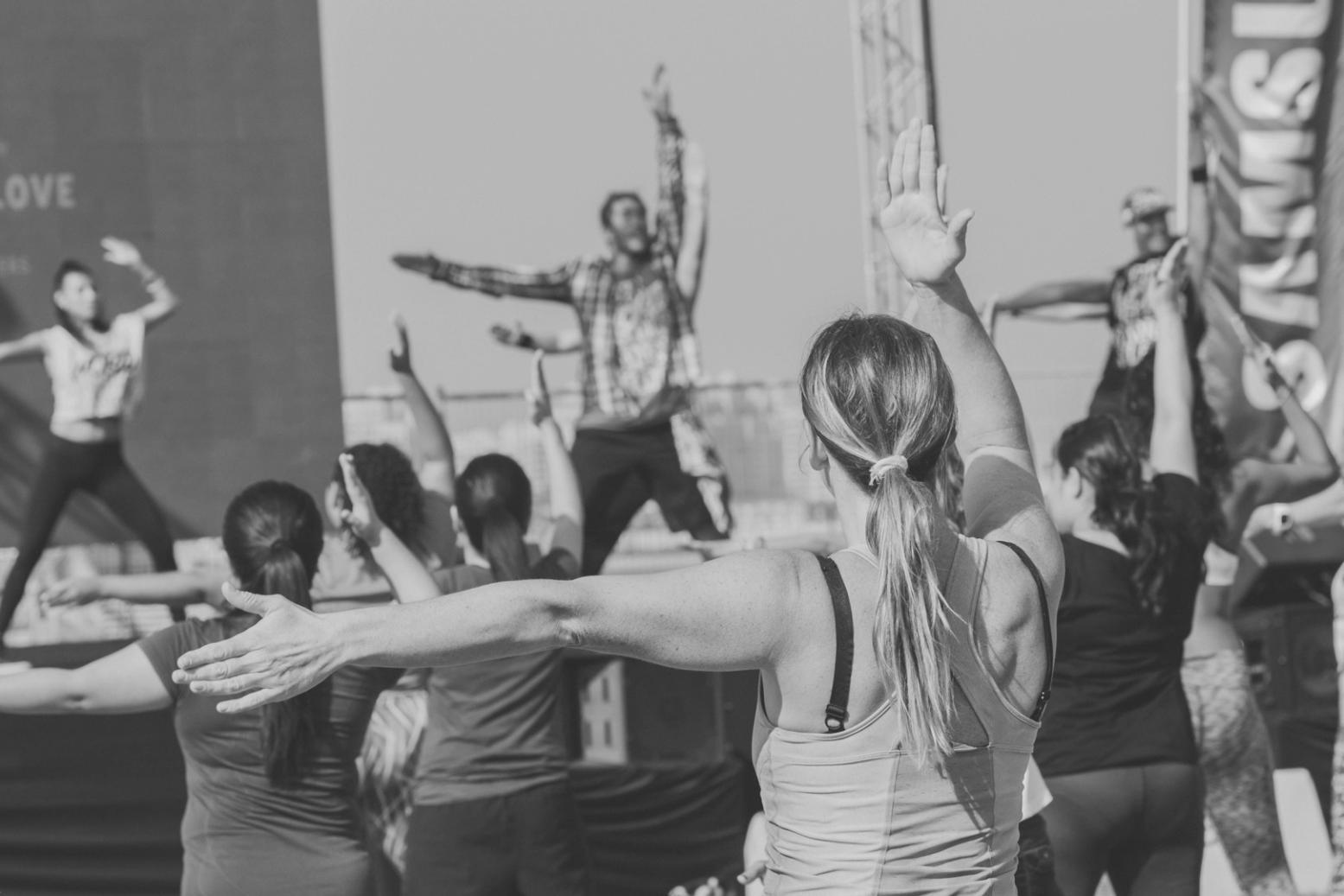 Ballerini che dimostrano armonia e fluidità nei movimenti