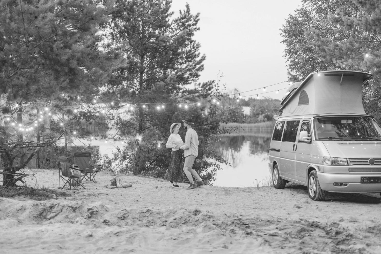 Studio di danza con specchi e pavimento professionale per l'allenamento