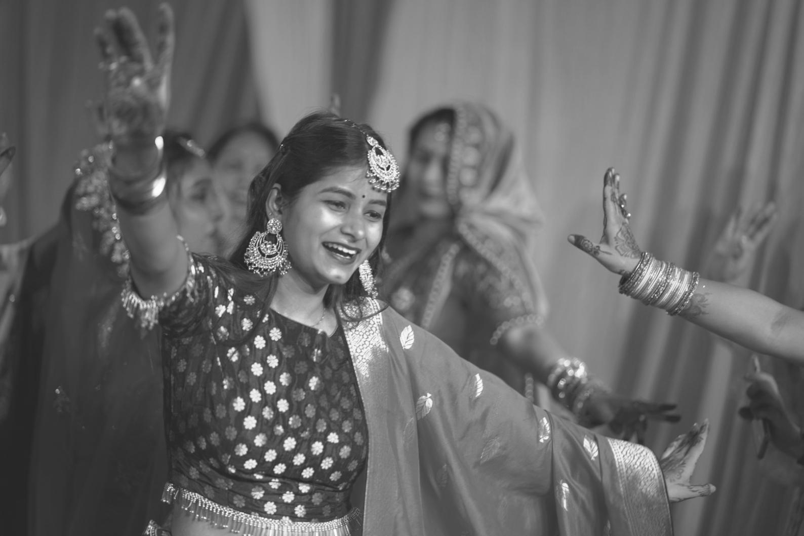 Coppia che esegue una figura di bachata con precisione e grazia