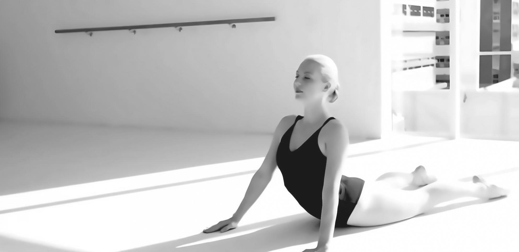 Lezione di salsa in gruppo con coppie che praticano i passi base